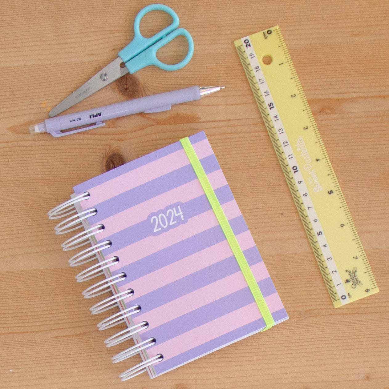 Agenda A6 Semanal 2024 Capa Dura LILAC STRIPES
