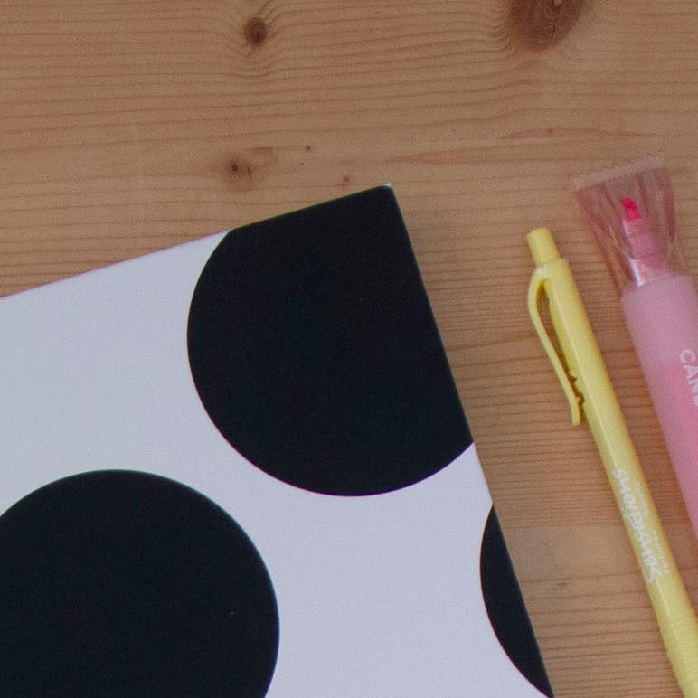 Caderno A4 Capa Dura Pautado BIG DOTS BLACK