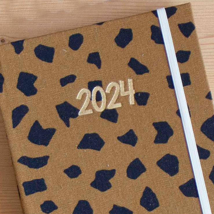 PRÉ-VENDA Agenda A5 Semanal 2024 Tecido 1007