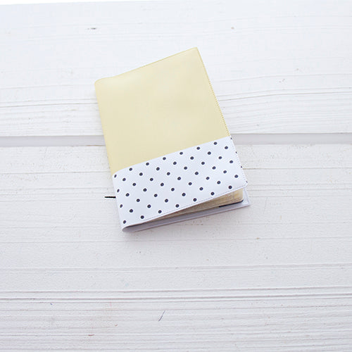 Capa de Passaporte Yellow Pantone