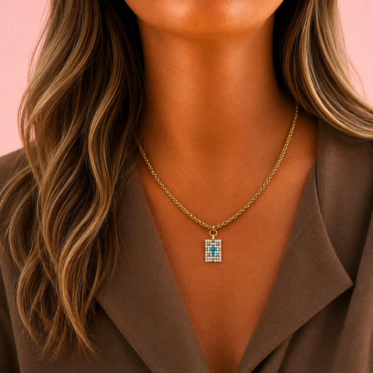 Colar dourado com pendente CRUZ BRANCA