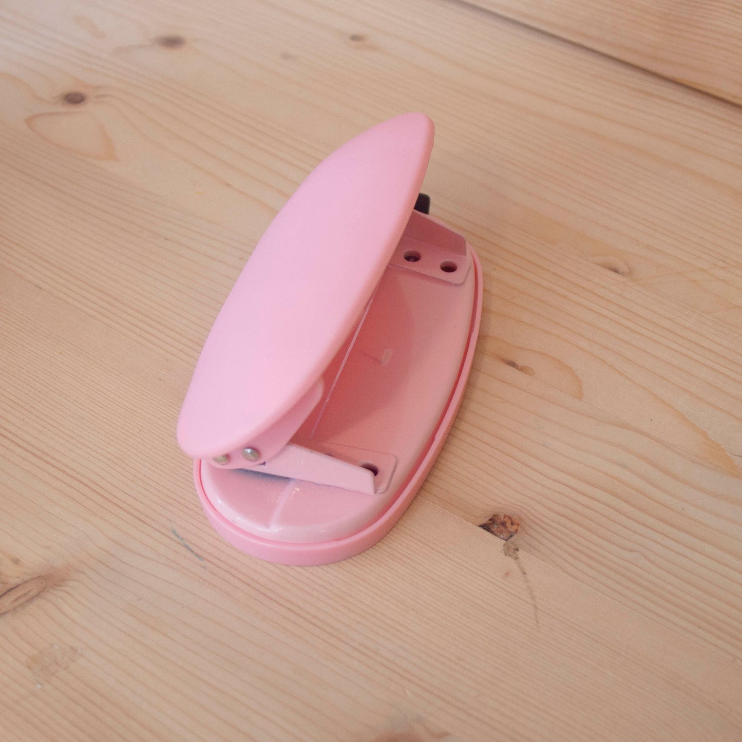 Furador 2 furos Oval Rosa