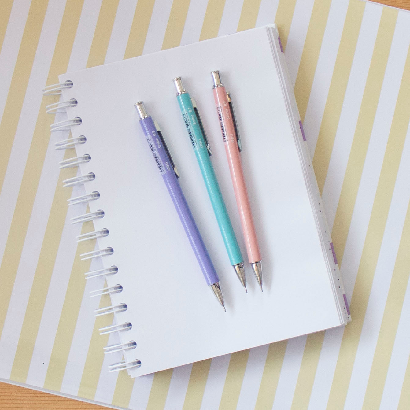 Kit 3 Lapiseiras Deli (0,7 mm)