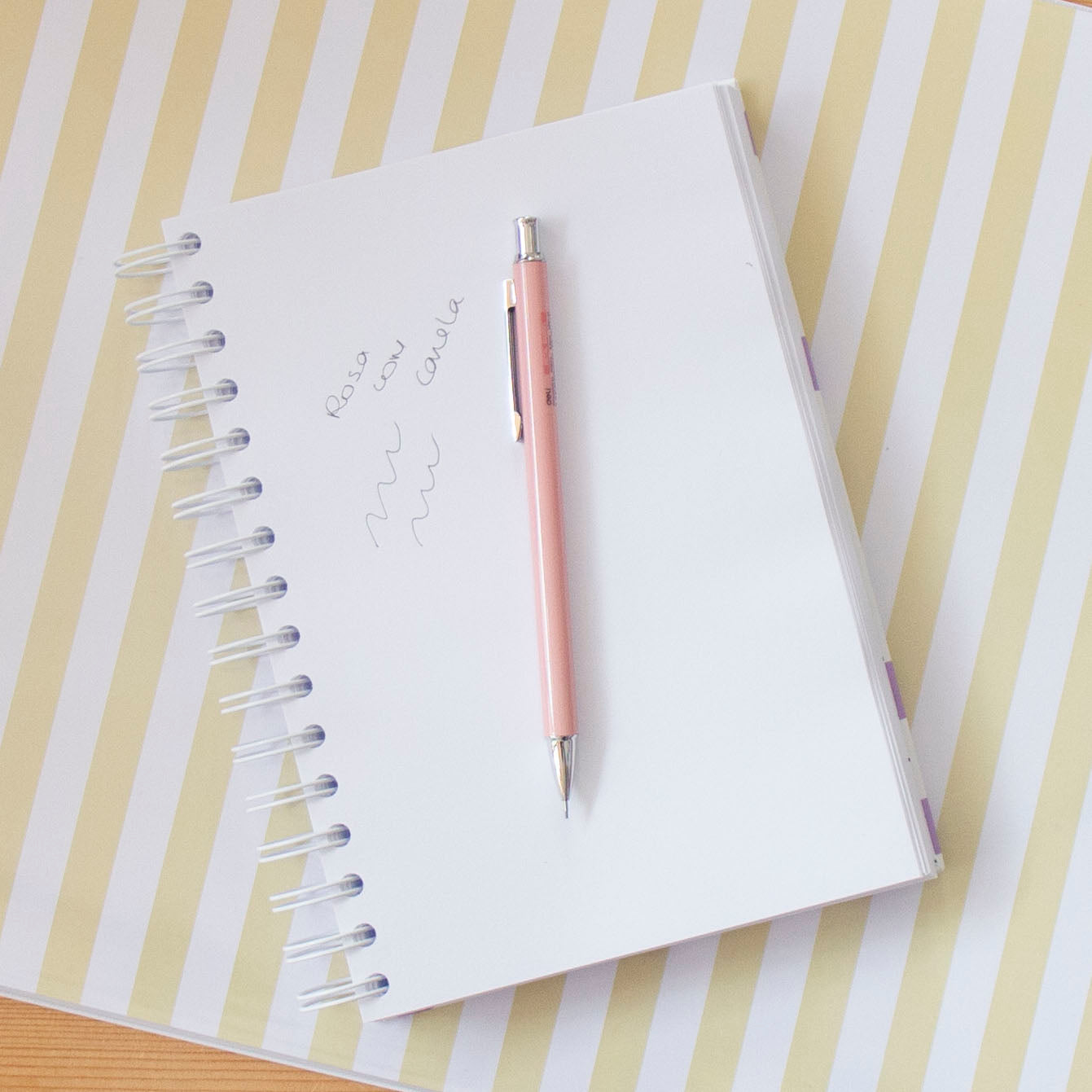 Lapiseira Deli ROSA (0,7 mm)