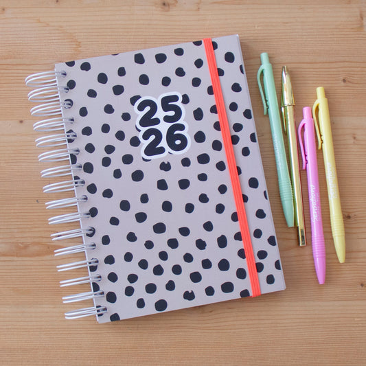 Agenda A5 Diária 2025/2026 Capa Dura DOTS
