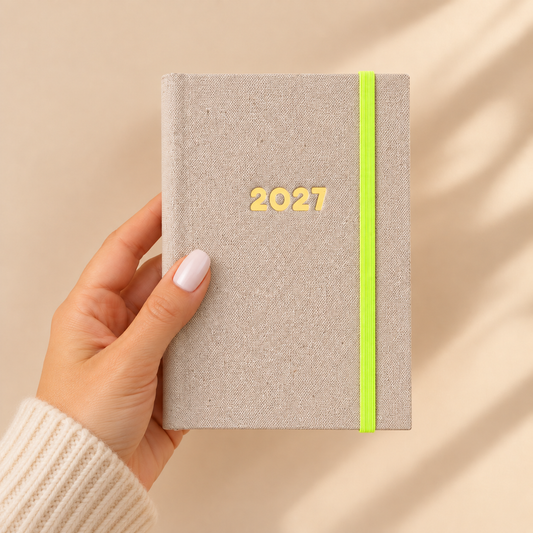 PRÉ-VENDA Agenda A6 Semanal 2027 Tecido 265 (Elástico Neon)