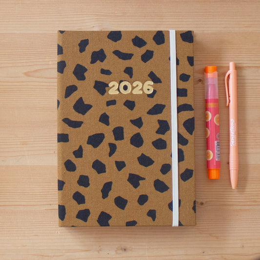 PRÉ-VENDA Agenda A5 Diária 2026 Tecido Brownie