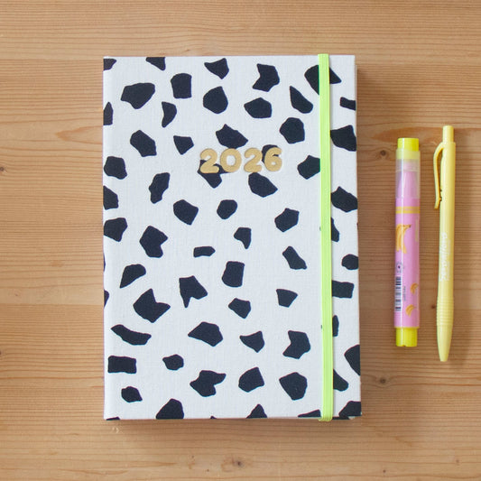 PRÉ-VENDA Agenda A5 Diária 2026 Tecido BW