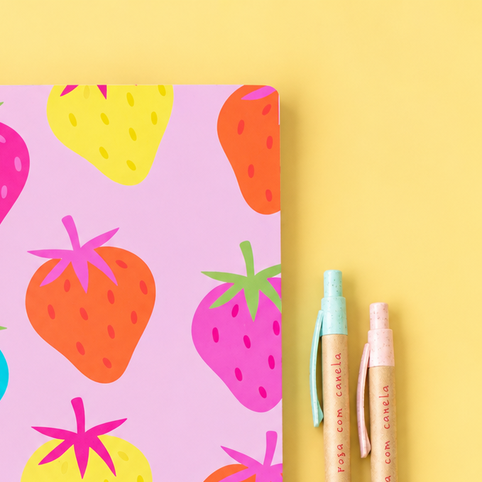 Caderno Agrafado A4 PET Pautado STRAWBERRY