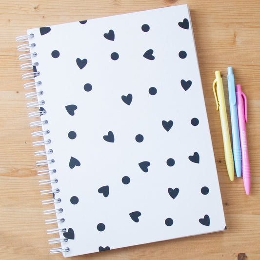 Caderno A4 Capa Dura Pautado (100 FL) BW HEARTS