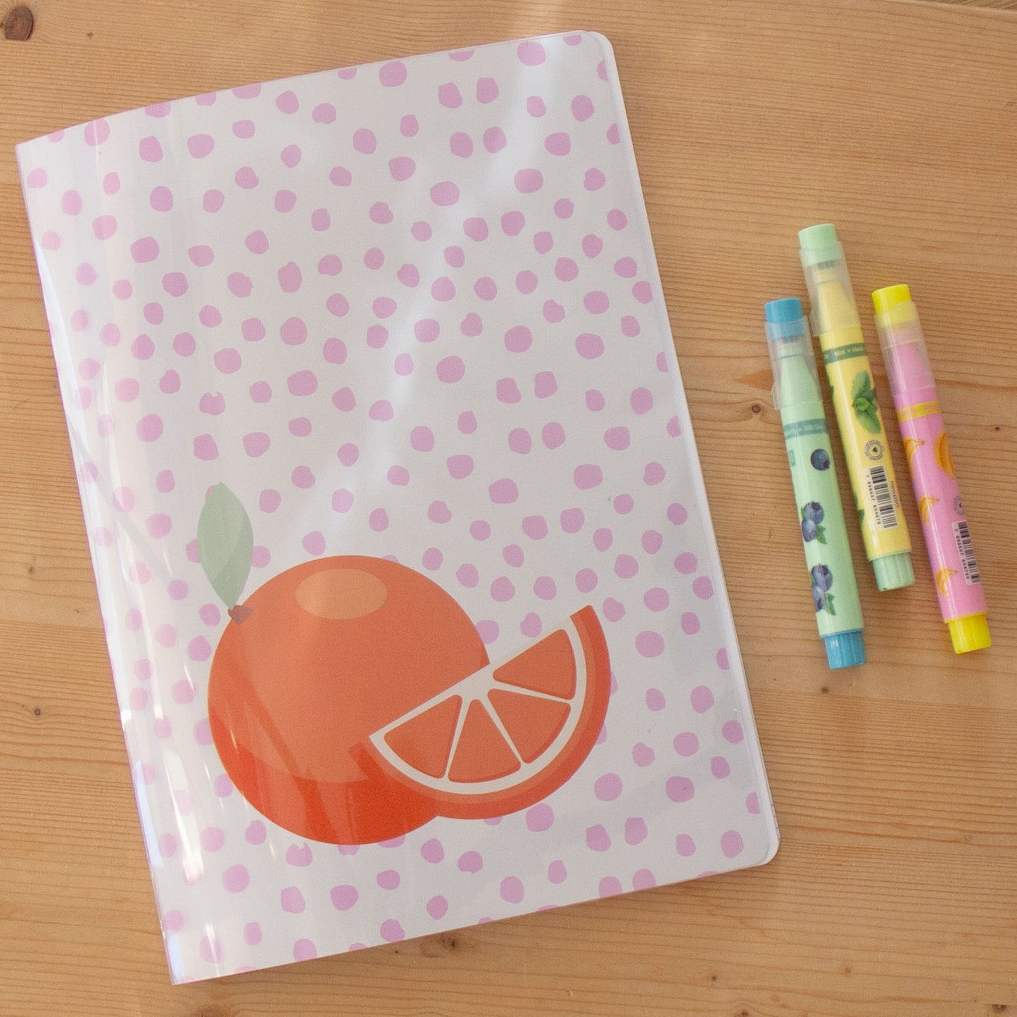 Caderno Agrafado A4 PET Pautado DOTS FRUITS