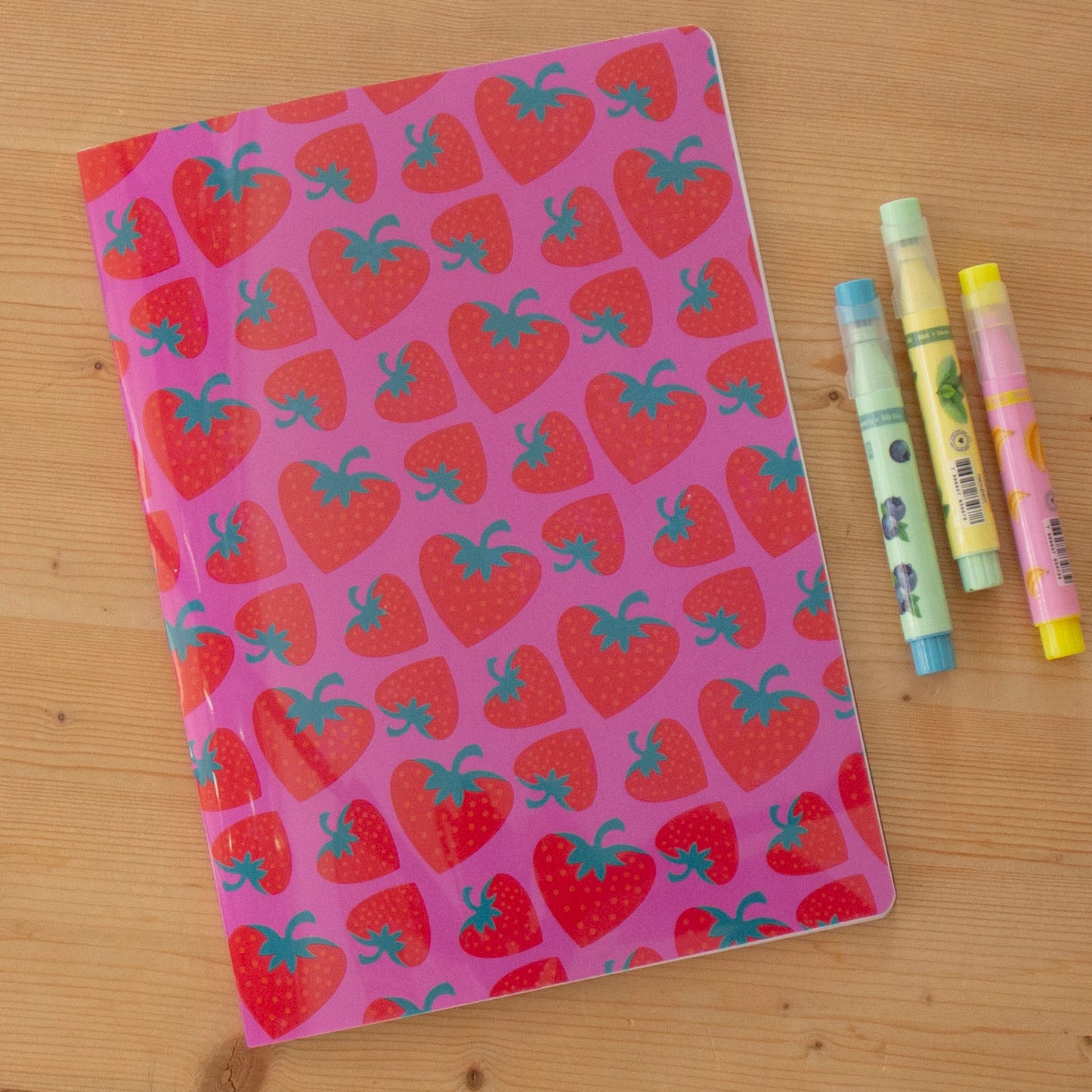 Caderno Agrafado A4 PET Pautado STRAWBERRY