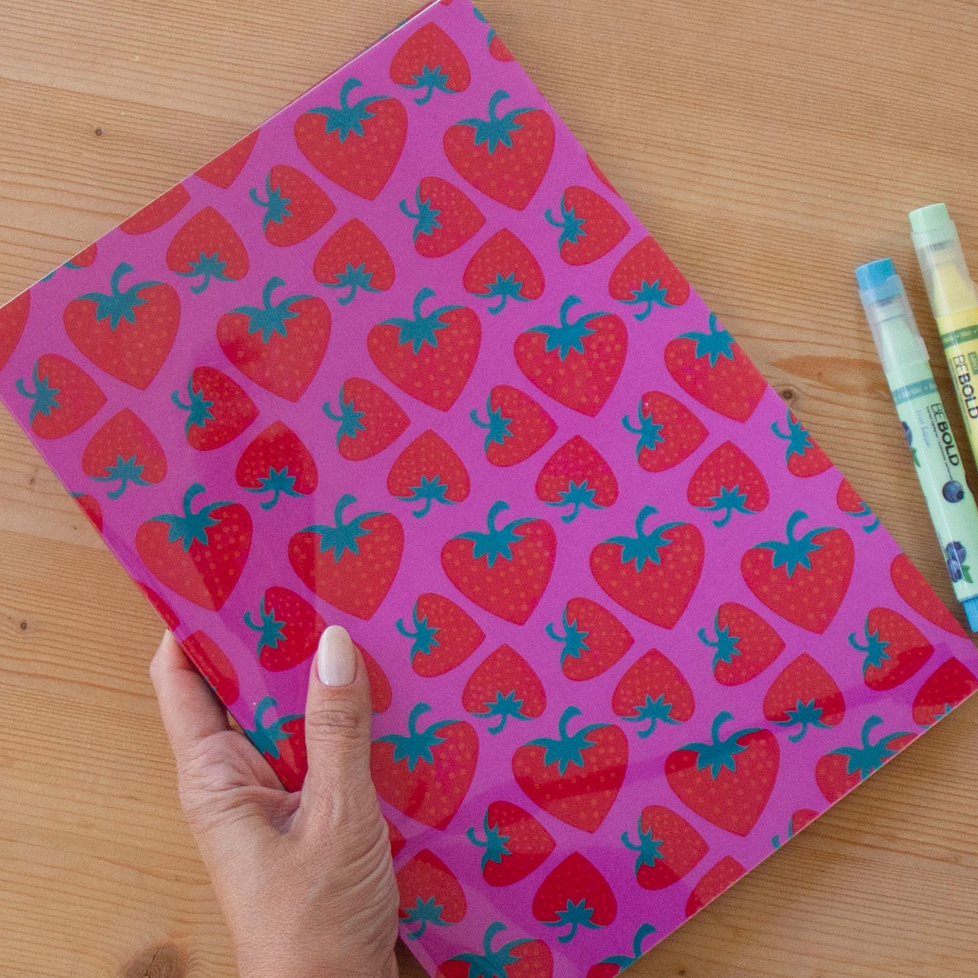 Caderno Agrafado A4 PET Pautado STRAWBERRY