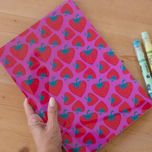 Caderno Agrafado A4 PET Pautado STRAWBERRY