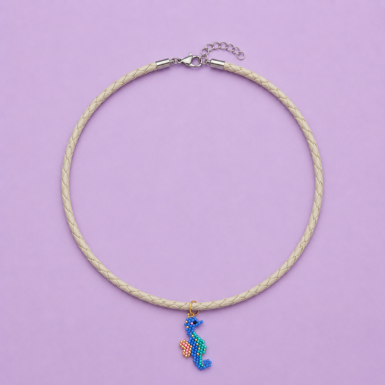 Colar com pendente em missangas Cavalo Marinho
