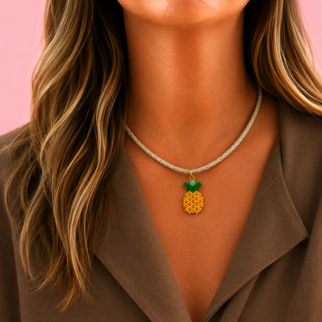 Colar com pendente em missangas ABACAXI