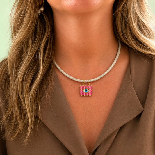 Colar com pendente em missangas OLHO TURCO ROSA