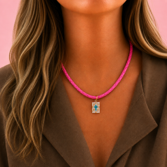 Colar rosa com pendente em missangas CRUZ BRANCA