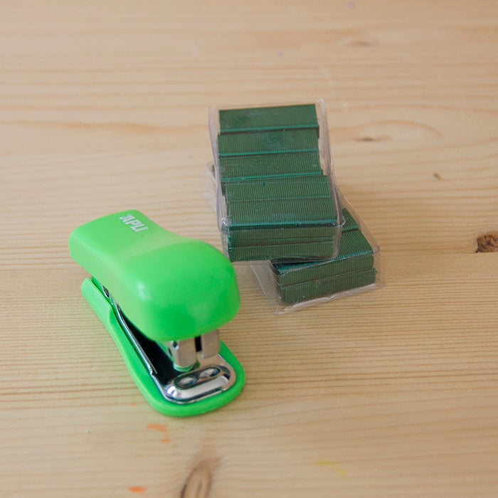 Mini Agrafador Verde com agrafos Verdes